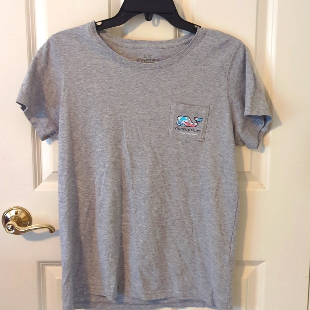 Gently worn vineyard Vines t-shirt